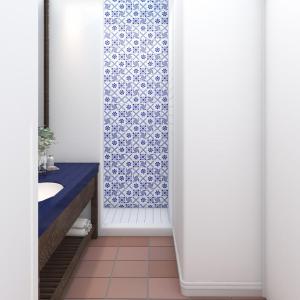 uma casa de banho com uma cortina de chuveiro azul e branco em Tropicana Los Cabos em San José del Cabo