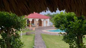 Blick auf ein Haus und einen Pool in der Unterkunft Ocean Breeze Villa Carismar in Cabrera