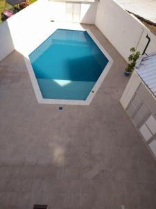 una vista aérea de una piscina en una casa en Apartamentos Ingrid, en San Andrés
