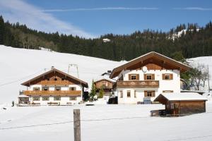 ein paar Gebäude im Schnee in der Unterkunft Fronwieshäusl Gschoßmann Johanna in Ramsau bei Berchtesgaden
