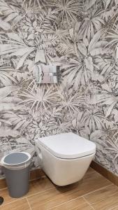 a bathroom with a toilet and a flowery wallpaper at Cíes Luxury Suitel Lily Rodsen - Love your Stay in Vigo