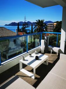 - une table blanche sur un balcon avec vue sur l'océan dans l'établissement Residence Paradis Bleu, à Cannes