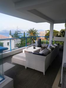 - un salon avec un canapé et une vue sur l'océan dans l'établissement Residence Paradis Bleu, à Cannes