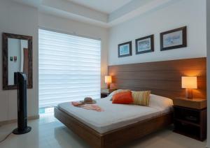 a bedroom with a bed and a large window at Apartamento con vista frontal al mar in Cartagena de Indias