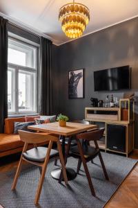 sala de estar con mesa y sofá en The Viaduct - Suites & More, en Praga