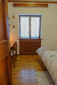 1 dormitorio con cama y ventana en Relax a Cortina d'Ampezzo - Alverà en Cortina dʼAmpezzo
