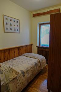 um quarto com uma cama e uma janela em Relax a Cortina d'Ampezzo - Alverà em Cortina dʼAmpezzo