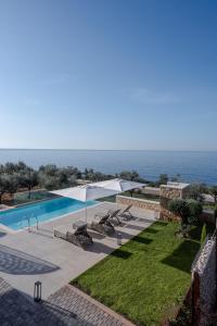En udsigt til poolen hos Katergo Luxury Villas eller i nærheden