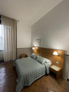 - une chambre avec un grand lit et deux lampes dans l'établissement Resort CostantiNapoli 27, à Naples