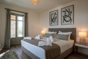 Ένα ή περισσότερα κρεβάτια σε δωμάτιο στο Katergo Luxury Villas