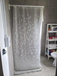 cortina de ducha en el baño con lavamanos en La Loma en La Cumbre