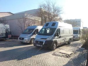 dos camiones blancos estacionados en un estacionamiento en Laetu en Atyraū