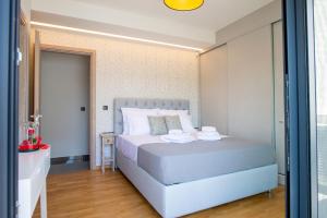 um quarto com uma cama grande num quarto em Luxury Penthouse with Acropolis View and Jacuzzi em Atenas