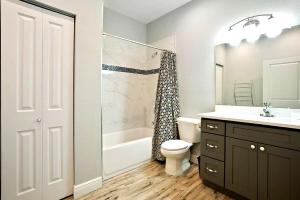 y baño con aseo, lavabo y ducha. en Centrally Located Family Home In Tampa, en Tampa