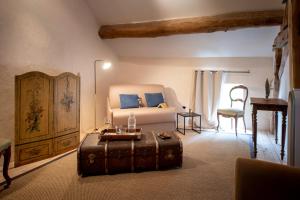 - un salon avec un canapé, une table et un coffre dans l'établissement Clos Saint Jacques - Maison d'Hôtes, à Meursault