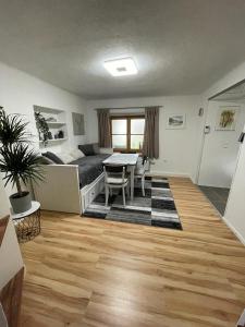 una sala de estar con una mesa y un sofá en Dambach Appartement, en Rossleithen