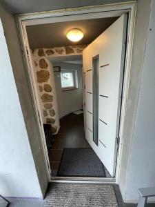 un pasillo con una puerta que conduce a una habitación con un pasillo en Dambach Appartement, en Rossleithen