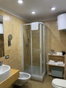 La salle de bains est pourvue d'une douche, de toilettes et d'un lavabo. dans l'établissement Resort CostantiNapoli 27, à Naples