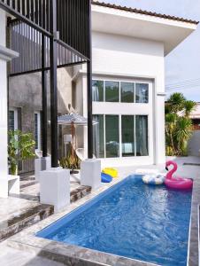 Bazén v ubytování Nadda Pool Villa Ranong nebo v jeho okolí