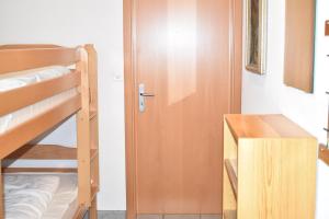 倫策海德的住宿－Allod (166 Da) Whg. Nr. 103，配有双层床的房间的门