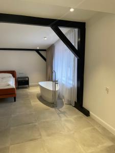 Koupelna v ubytování Apartamenty Jezuicka 16 + 61 fotografií