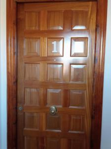 a wooden door with a handle in a room at Apartamentos El Brezo in Albarracín