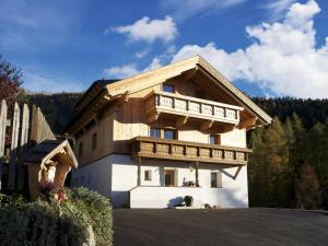 a house with a balcony on top of it at Kometer App Edelweiss in Fendels