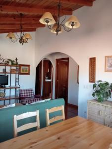 a dining room and living room with a table and chairs at Apartamentos El Brezo in Albarracín