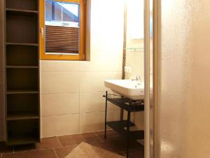 ein Bad mit einem Waschbecken und einem Fenster in der Unterkunft Kometer App Edelweiss in Fendels