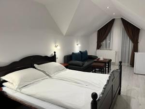 Ένα ή περισσότερα κρεβάτια σε δωμάτιο στο Pensiunea Iulia