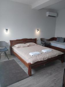 ein Schlafzimmer mit einem Bett mit zwei Handtüchern darauf in der Unterkunft Hotel Avatar in Oleksandriya