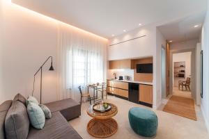 sala de estar con sofá y mesa en Naillac Elite Suites en Rodas