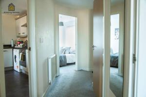 Een badkamer bij Homely 2 Bed Flat Sleeps 4 with Parking and Wifi by Amazing Spaces Relocations Ltd