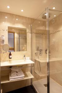 a bathroom with a shower and a sink at Hôtel Escaletto in Aix-en-Provence
