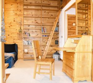 Cette chambre en bois comprend un bureau et une chaise. dans l'établissement La Tanière : 4 personnes, à Gérardmer