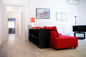 ローマにあるLa Casa Di Mammaのリビングルーム(赤いソファ、テレビ付)