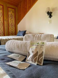 un libro sobre una cama con dos camas en Hostería Suiza - Ex Casita Suiza en San Carlos de Bariloche