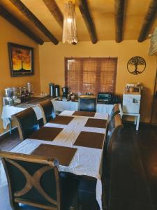 une salle à manger avec des tables et des chaises ainsi qu'un lustre dans l'établissement La Casa de José, à San Pedro de Atacama