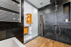 W łazience znajduje się prysznic i umywalka. w obiekcie Luxury Apartment in the City Centre w Koszycach