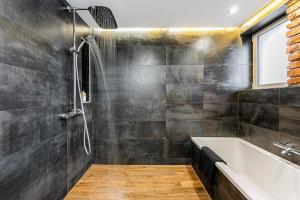 W łazience znajduje się wanna i prysznic. w obiekcie Luxury Apartment in the City Centre w Koszycach