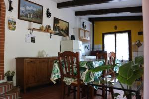 a dining room with a glass table and chairs at Appartamento Boscodisotto in Rapolano Terme