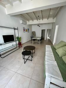Habitación con cama, mesa y TV. en Amplio Departamento con estacionamiento en Godoy Cruz