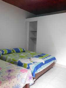 Giường trong phòng chung tại Hostal Arámbulo