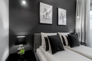 Łóżko lub łóżka w pokoju w obiekcie MARGI Tokyo LUX STUDIO BALCONY POOL SAUNA