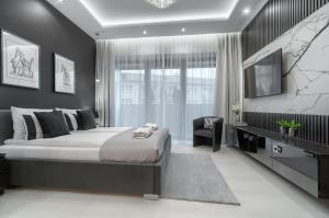 Łóżko lub łóżka w pokoju w obiekcie MARGI Tokyo LUX STUDIO BALCONY POOL SAUNA