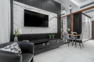 Televízia a/alebo spoločenská miestnosť v ubytovaní MARGI Tokyo LUX STUDIO BALCONY POOL SAUNA