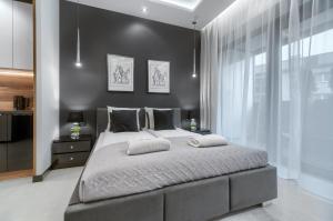 Łóżko lub łóżka w pokoju w obiekcie MARGI Tokyo LUX STUDIO BALCONY POOL SAUNA
