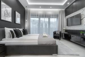 Łóżko lub łóżka w pokoju w obiekcie MARGI Tokyo LUX STUDIO BALCONY POOL SAUNA