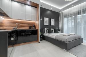 Łóżko lub łóżka w pokoju w obiekcie MARGI Tokyo LUX STUDIO BALCONY POOL SAUNA