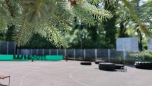 una cancha con un aro de baloncesto en un parque en No Stress Panzió-Pizzéria-Sporttábor, en Harkány